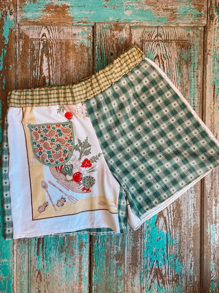 Upcycled "Kitchen Table" Vintage Tablecloth Shorts with Pocket: Women's 2XL