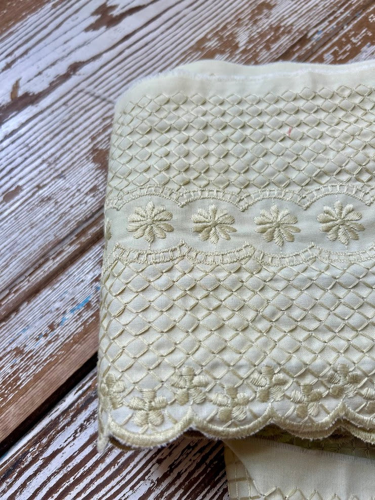 Vintage Light Green Floral Decorative Scalloped Trimming: 4.5 Yards