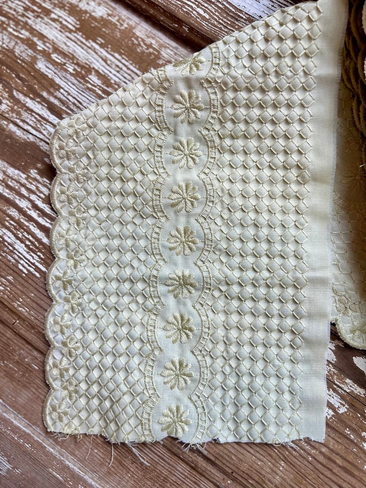 Vintage Light Green Floral Decorative Scalloped Trimming: 4.5 Yards