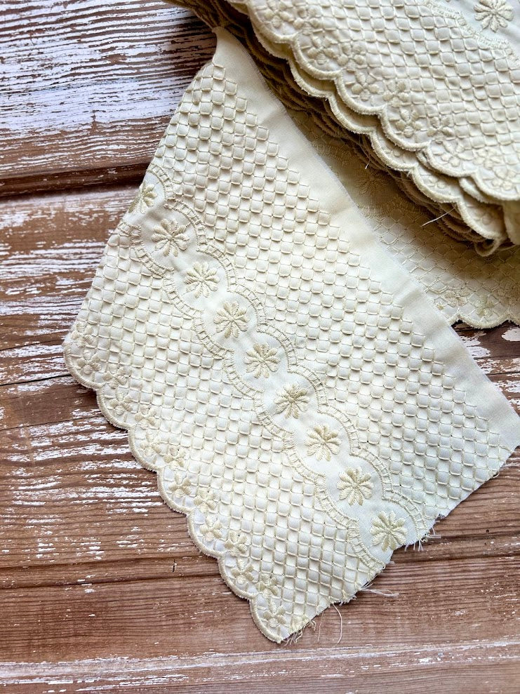Vintage Light Green Floral Decorative Scalloped Trimming: 4.5 Yards