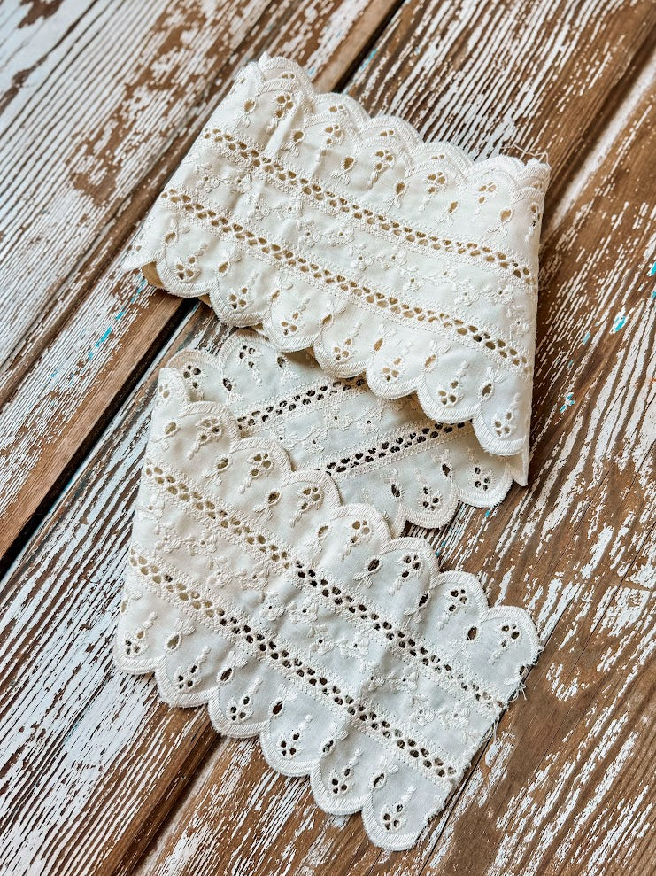 Vintage Ivory Decorative Scalloped Trimming: 1.5 Yards