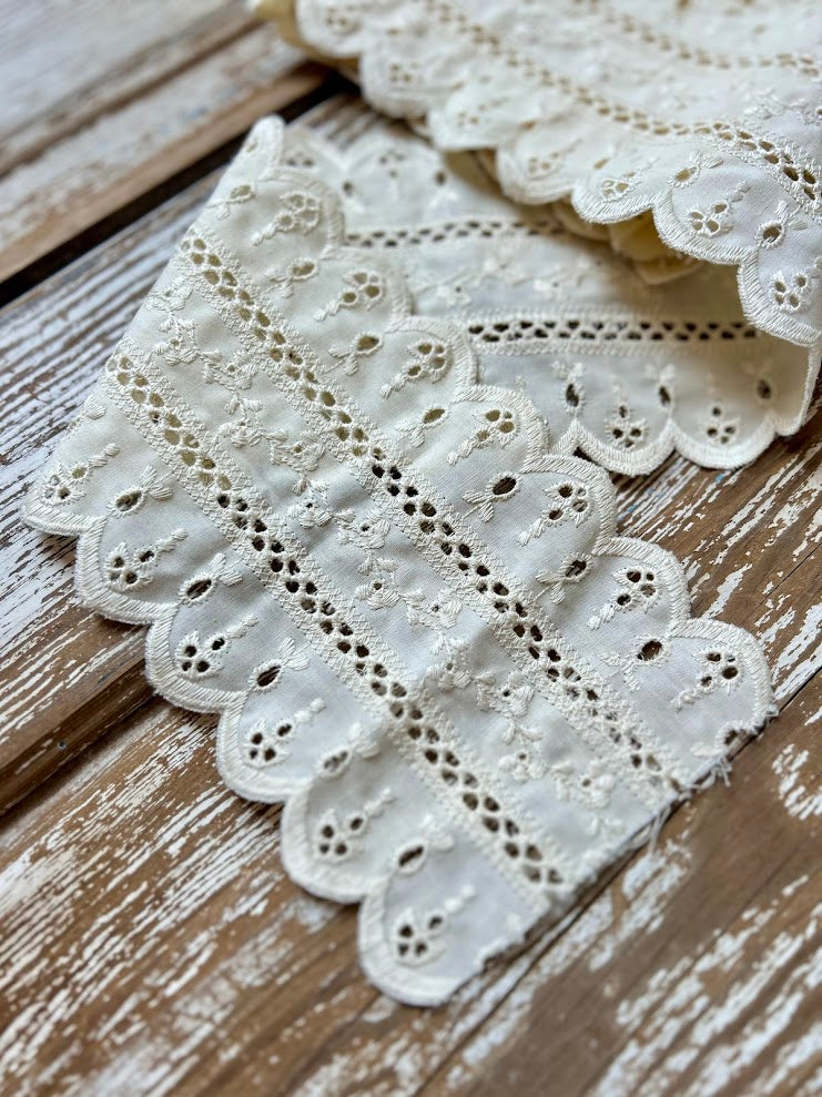 Vintage Ivory Decorative Scalloped Trimming: 1.5 Yards