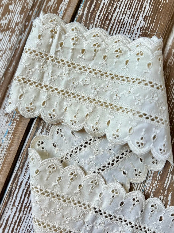 Vintage Ivory Decorative Scalloped Trimming: 1.5 Yards