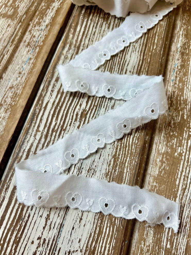Vintage White Thin Heart Decorative Trimming: 12.5 Yards