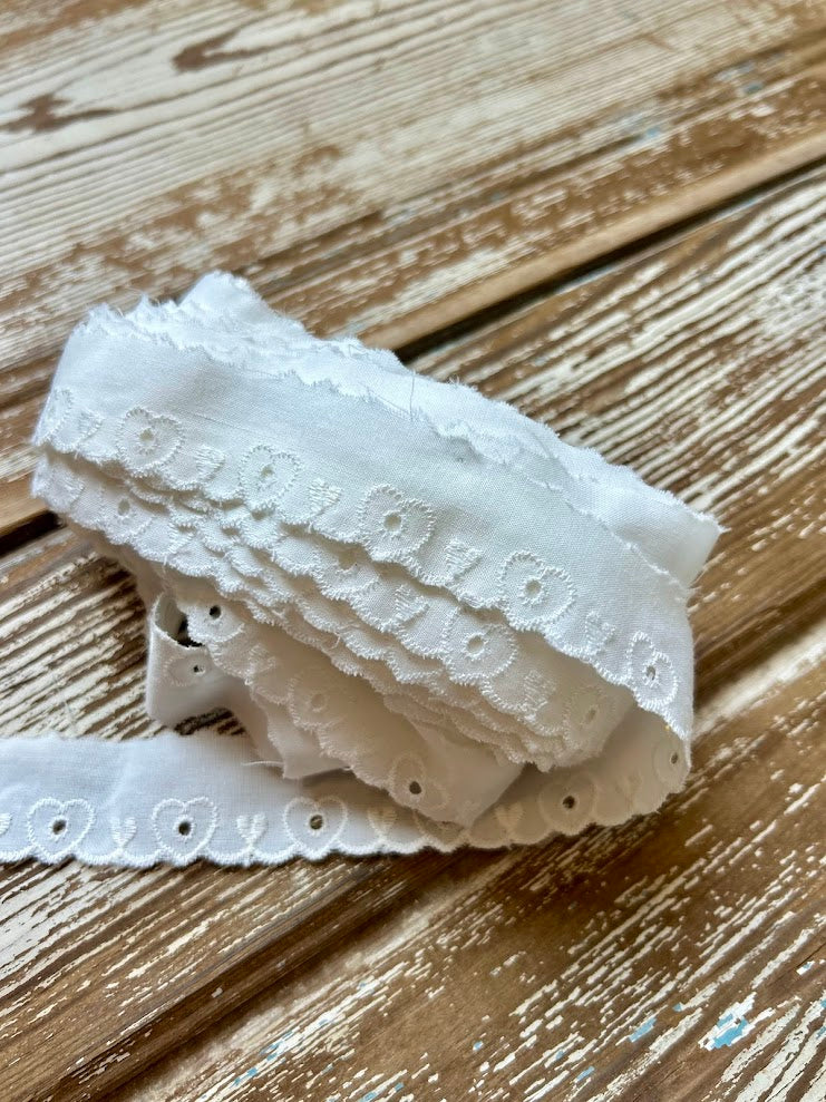 Vintage White Thin Heart Decorative Trimming: 12.5 Yards