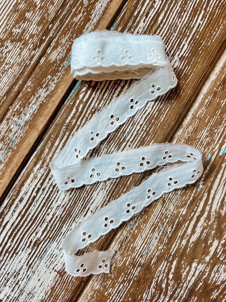Vintage White Thin Decorative Trimming: 4.75 Yards