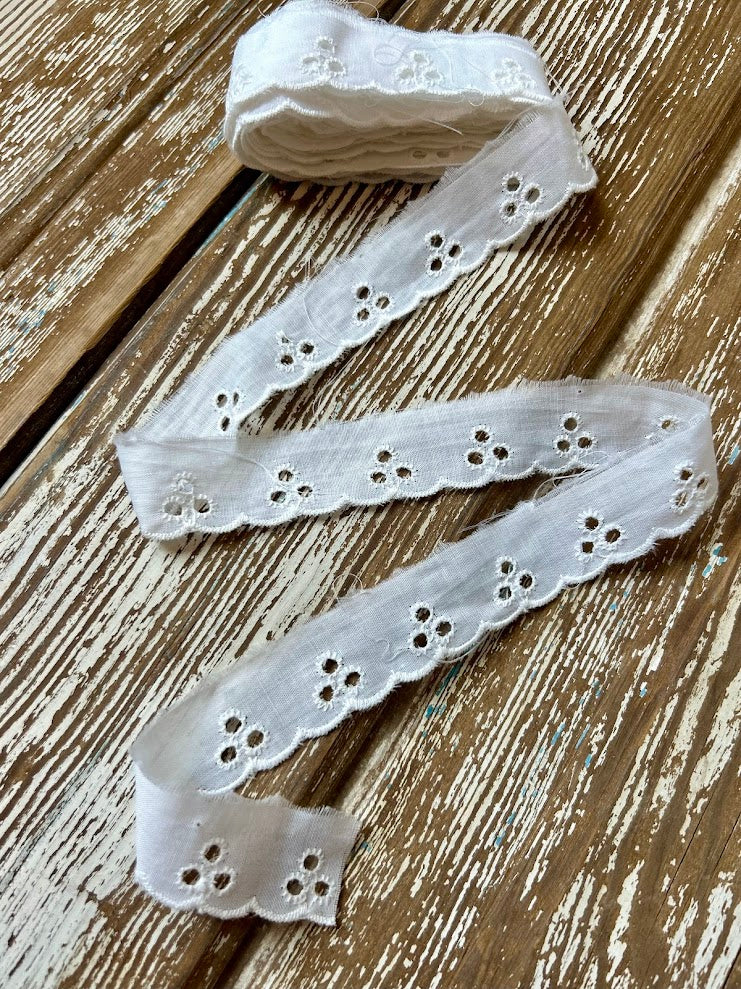 Vintage White Thin Decorative Trimming: 4.75 Yards