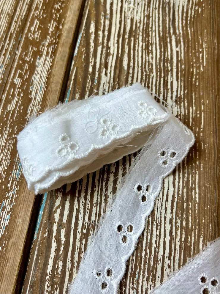 Vintage White Thin Decorative Trimming: 4.75 Yards