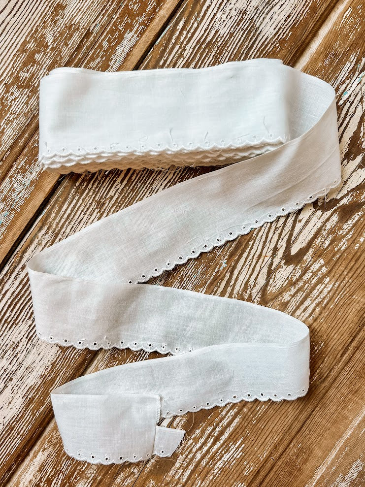 Vintage White Scalloped Decorative Trimming: 13 Yards