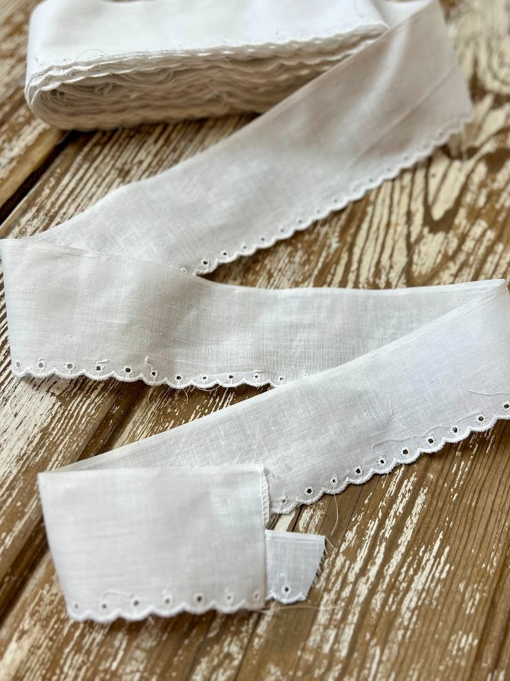 Vintage White Scalloped Decorative Trimming: 13 Yards