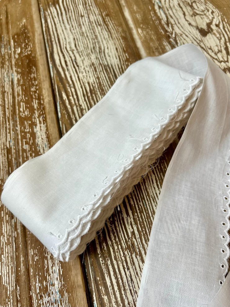 Vintage White Scalloped Decorative Trimming: 13 Yards