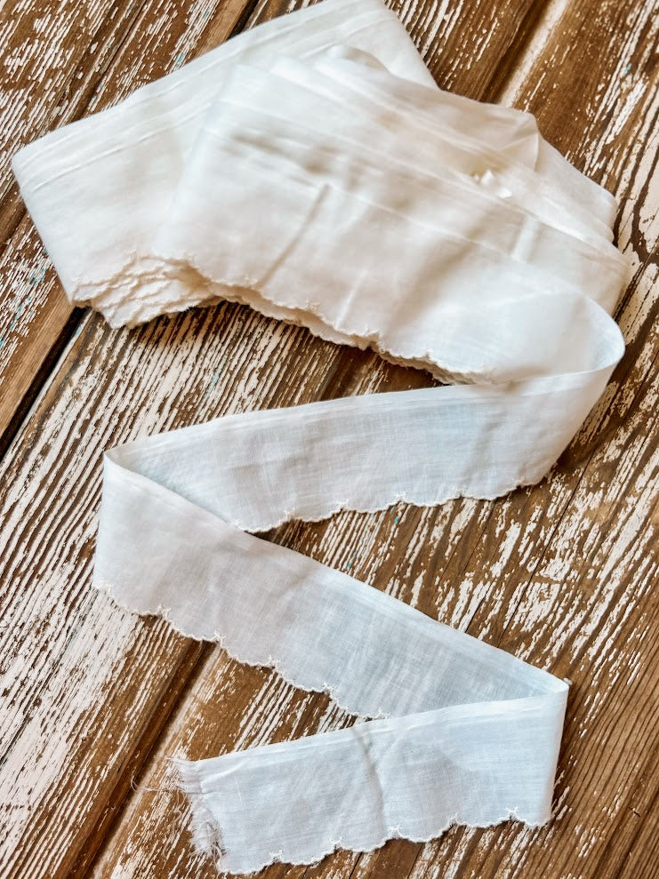 Vintage White Ivory Scalloped Trimming: 13 Yards