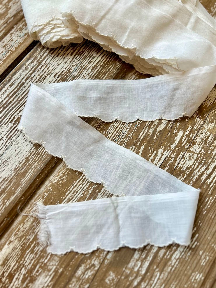 Vintage White Ivory Scalloped Trimming: 13 Yards