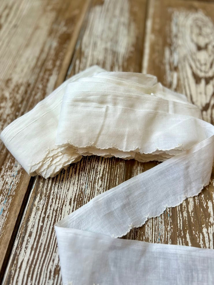 Vintage White Ivory Scalloped Trimming: 13 Yards