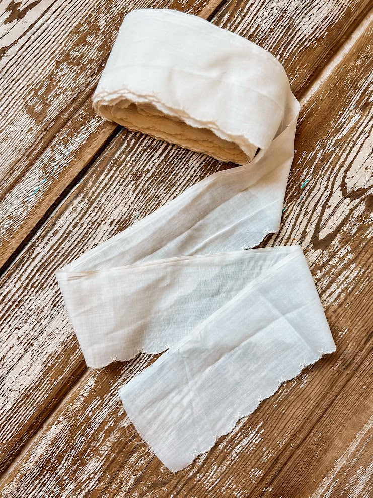 Vintage Light Ivory Scalloped Trimming: 19 Yards