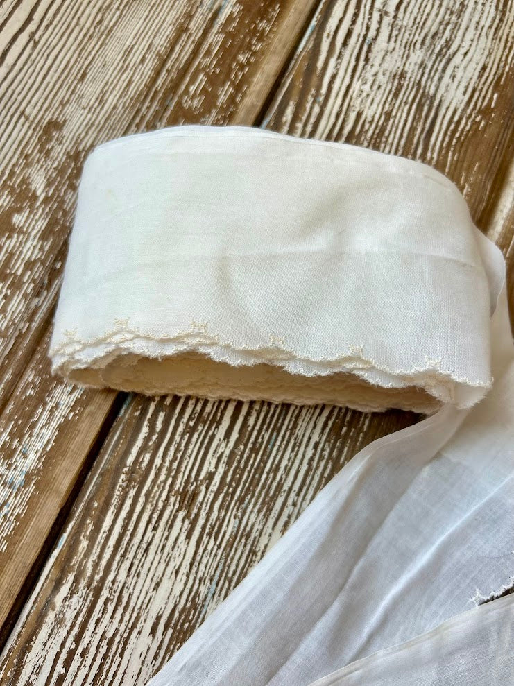 Vintage Light Ivory Scalloped Trimming: 19 Yards