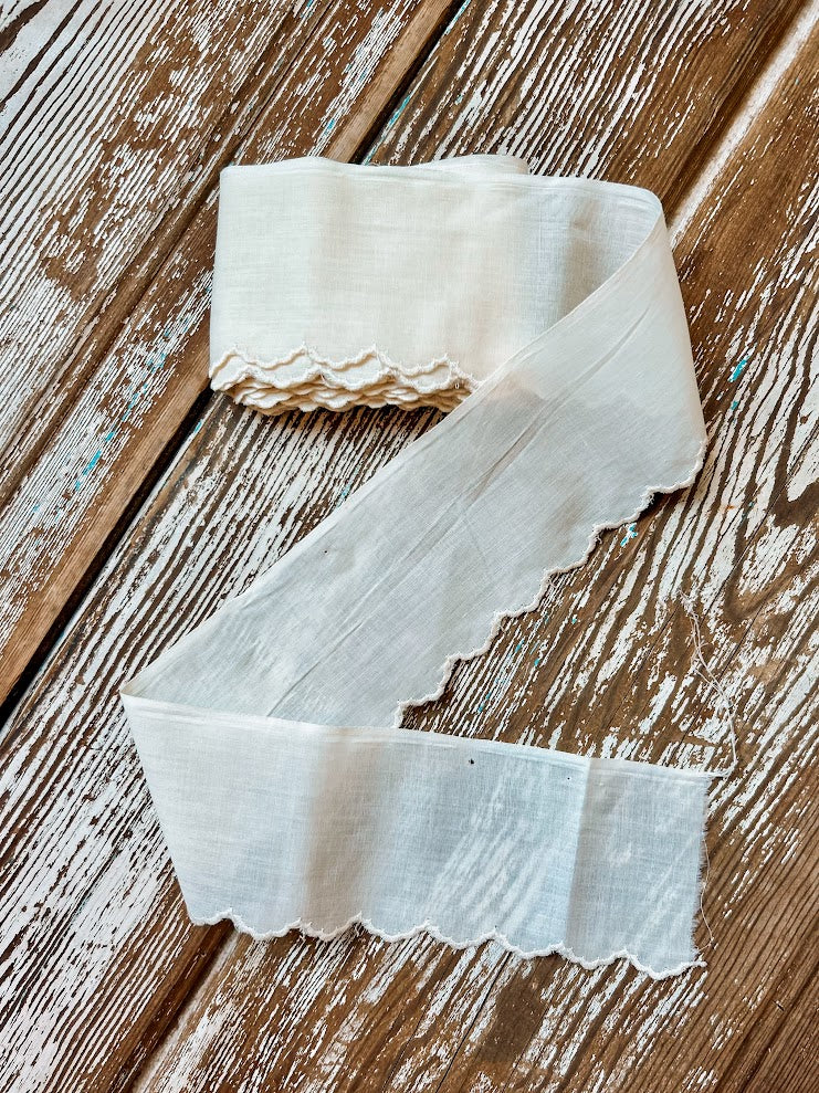 Vintage Ivory Scalloped Trimming: 5.75 Yards