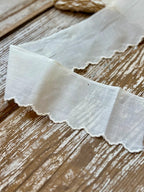 Vintage Ivory Scalloped Trimming: 5.75 Yards