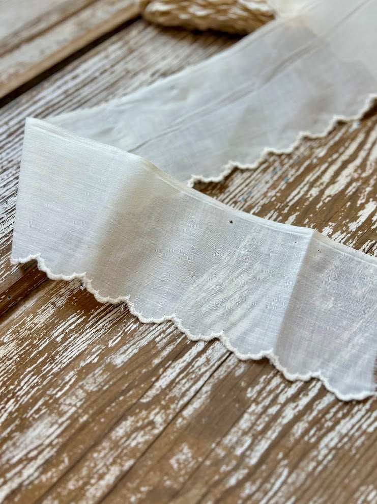 Vintage Ivory Scalloped Trimming: 5.75 Yards