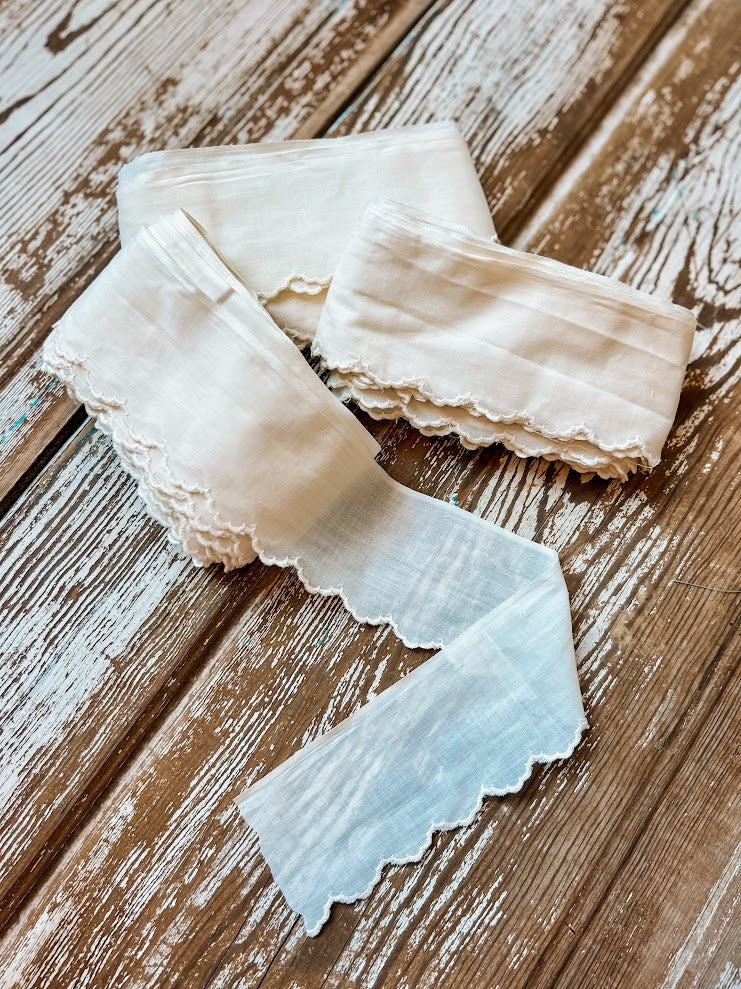 Vintage Ivory Scalloped Trimming: 10 Yards