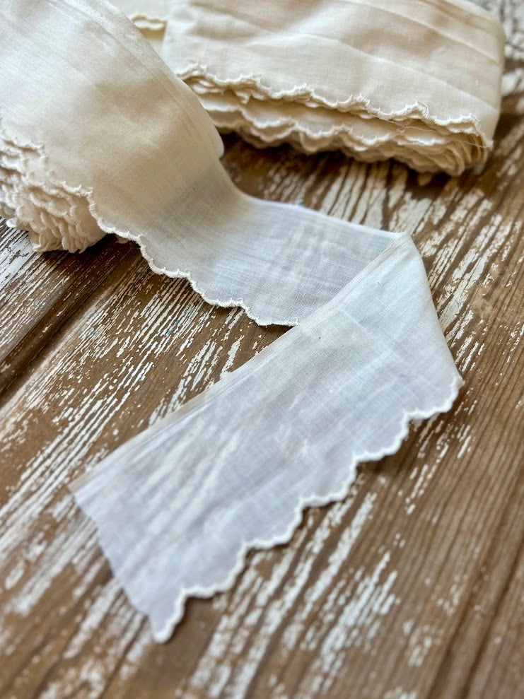 Vintage Ivory Scalloped Trimming: 10 Yards