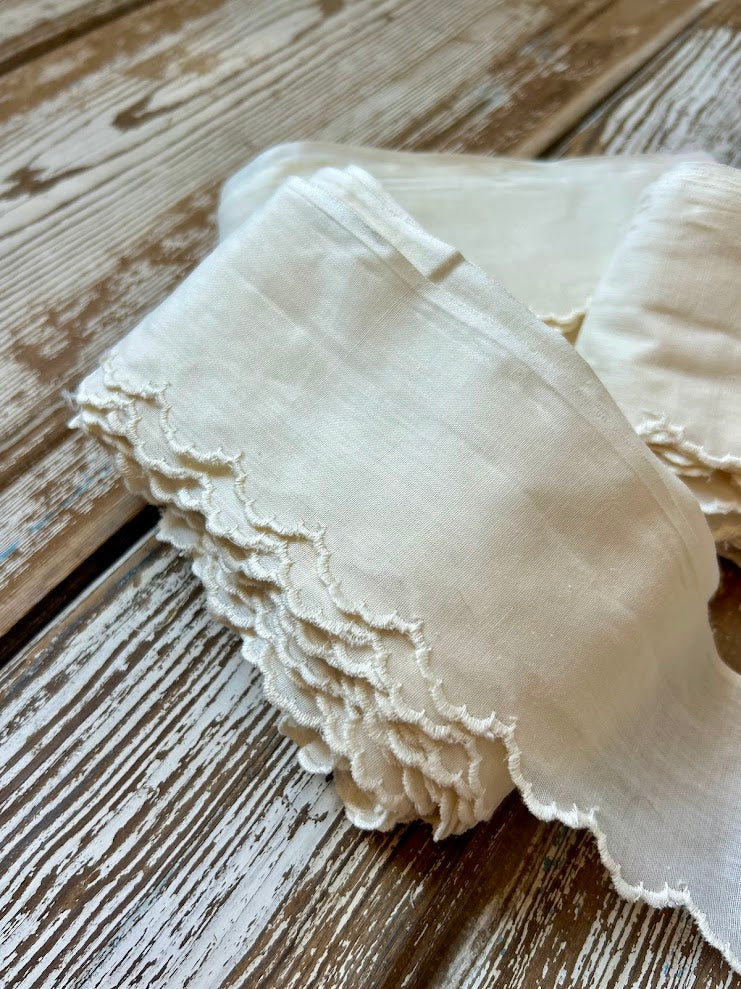 Vintage Ivory Scalloped Trimming: 10 Yards