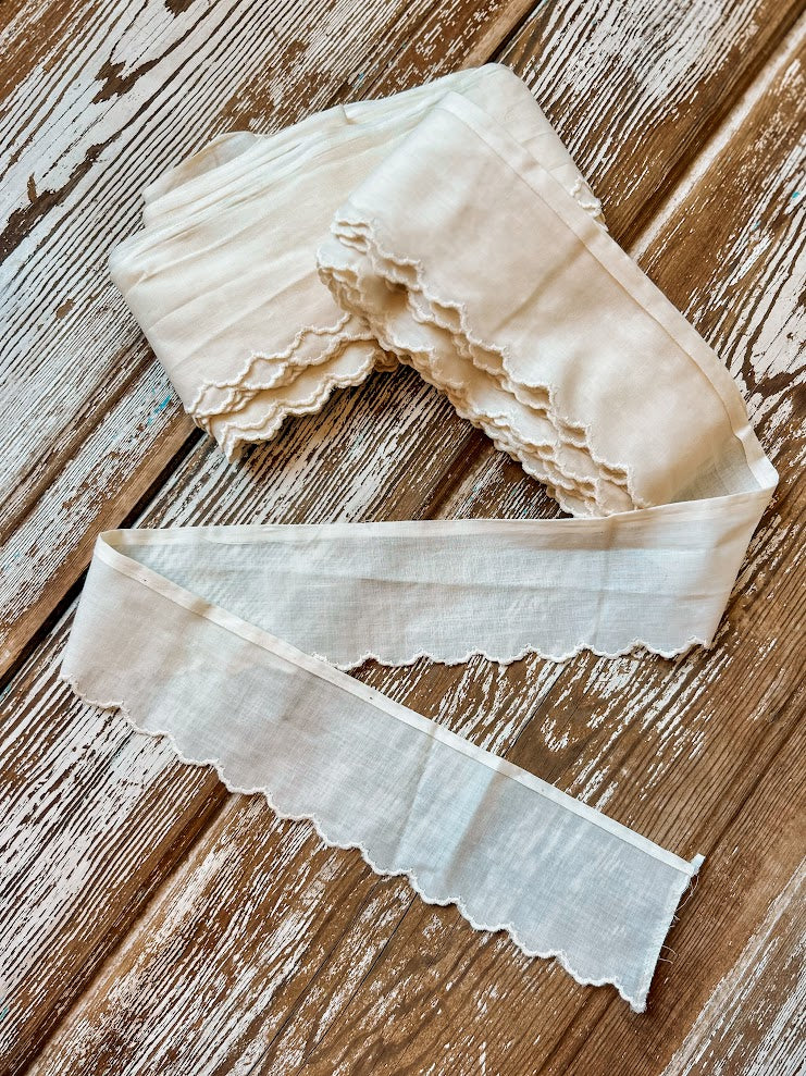 Vintage Ivory Scalloped Trimming: 20 Yards
