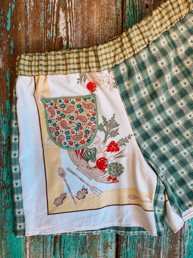 Upcycled "Kitchen Table" Vintage Tablecloth Shorts with Pocket: Women's 2XL