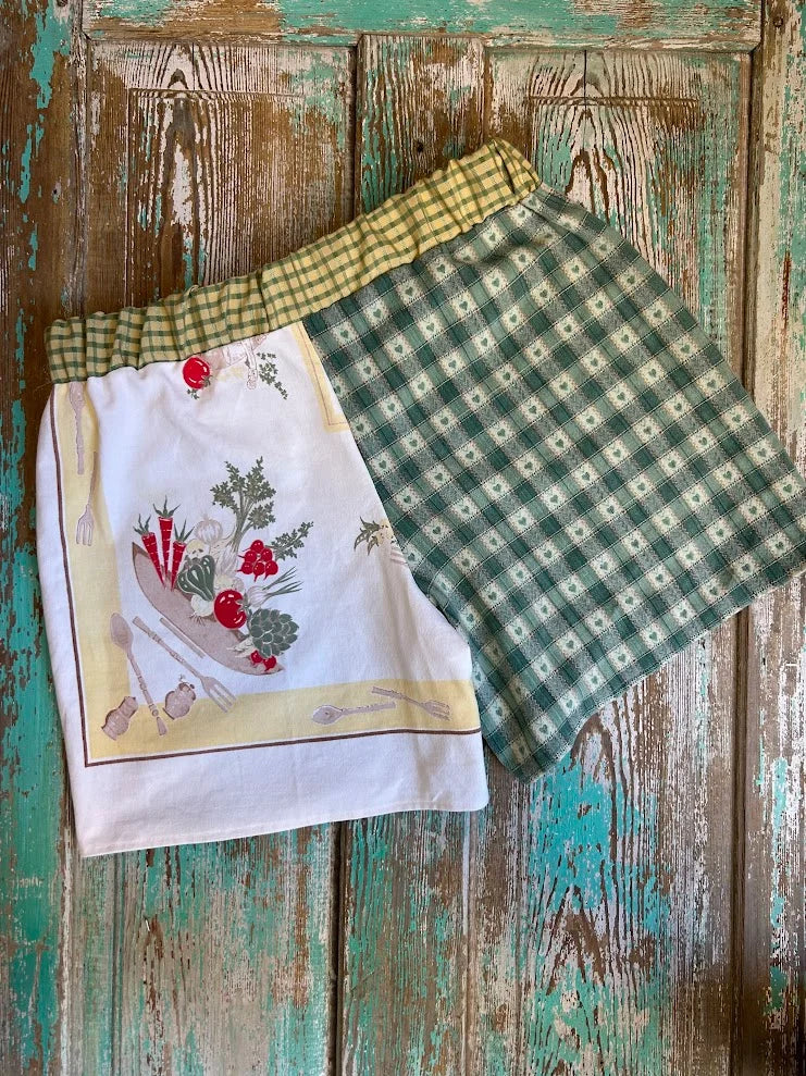 Upcycled "Kitchen Table" Vintage Tablecloth Shorts with Pocket: Women's 2XL